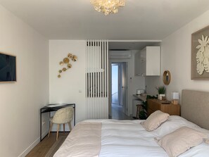 Deluxe Studio | Premium bedding, desk, blackout curtains, iron/ironing board - Les Suites de Vanves (Vanves)