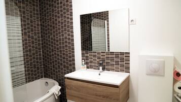 Chambre Supérieure | Salle de bain | Douche, articles de toilette gratuits, sèche-cheveux