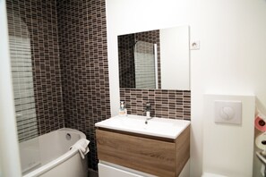 Superior-Zimmer | Badezimmer | Dusche, kostenlose Toilettenartikel, Haartrockner, HandtĂŒcher