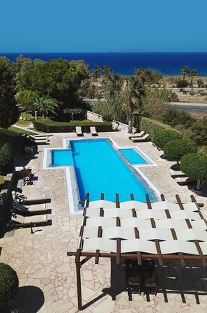 Piscine extérieure, chaises longues