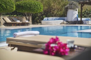 Piscine extérieure, chaises longues
