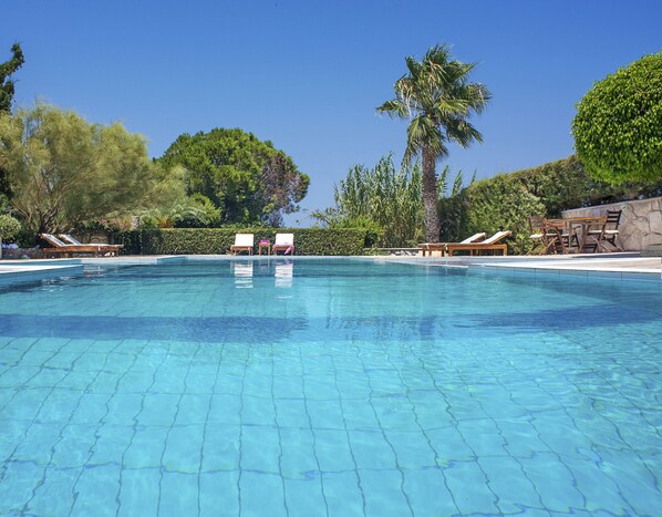 Piscine extérieure, chaises longues