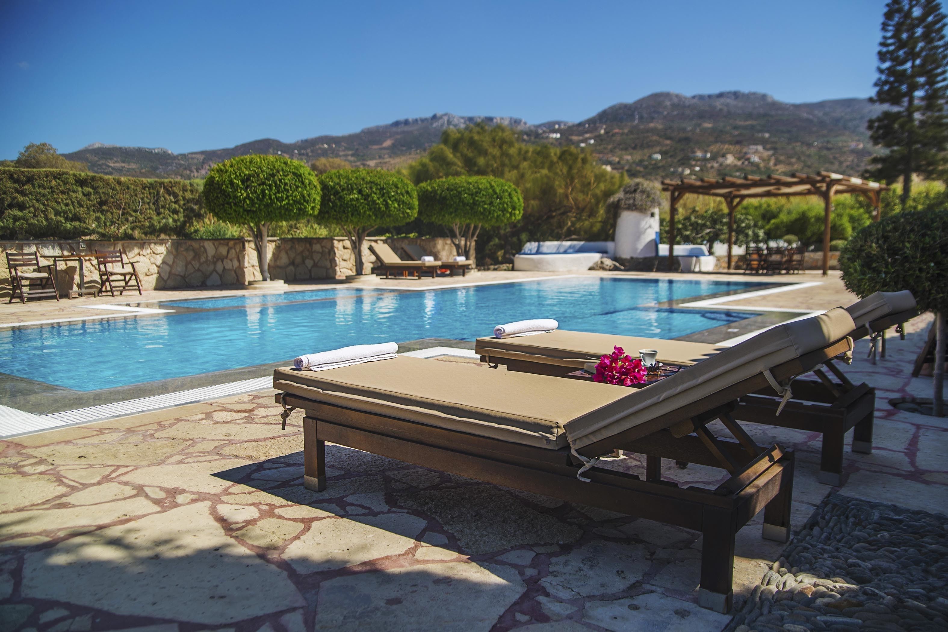 Piscine extérieure, chaises longues