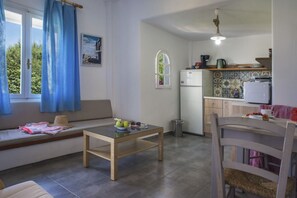 Appartement, 2 chambres, vue mer | 2 chambres, coffres-forts dans les chambres, chambres insonorisées