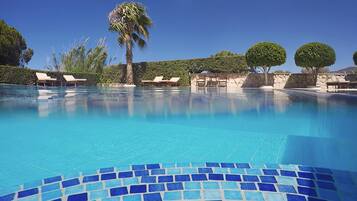 Piscina all'aperto, lettini