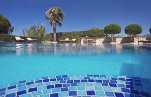 Piscine extérieure, chaises longues