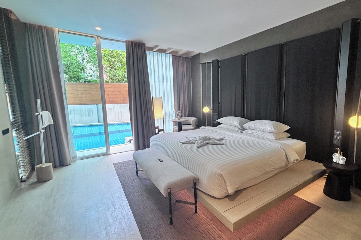 Pool Access | 1 bedroom, hypo-allergenic bedding, free minibar items, in-room safe