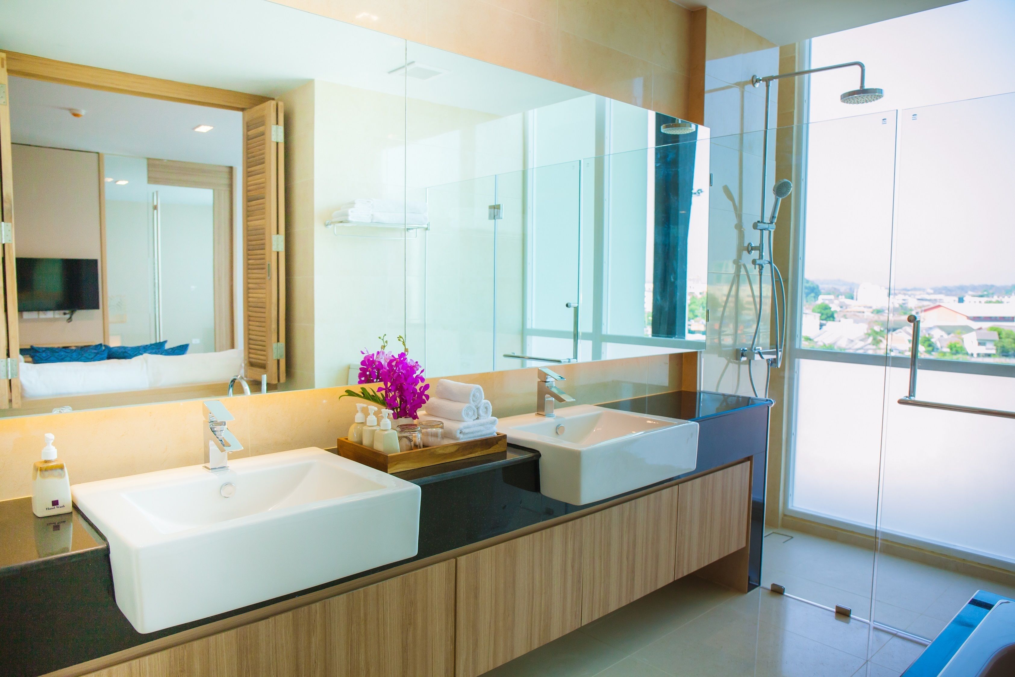 suite (grand vista) | bathroom sink