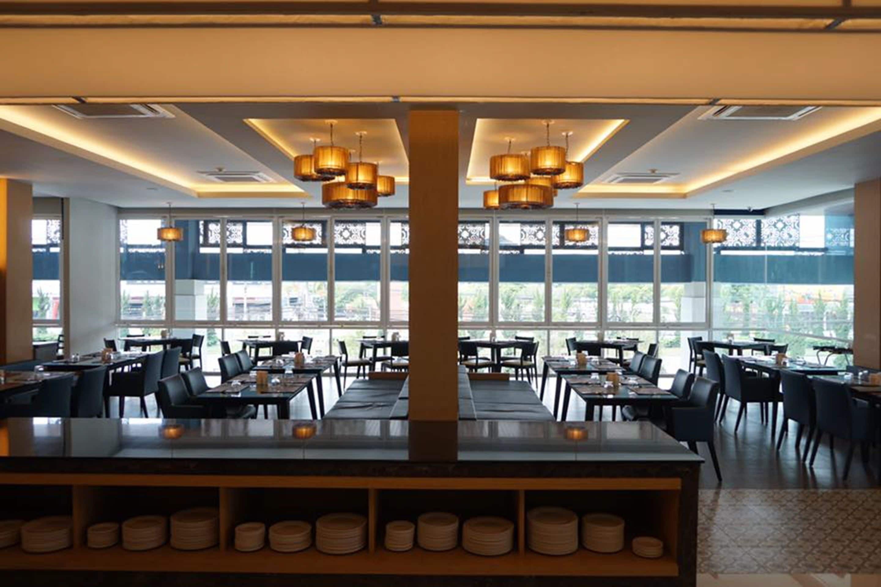 Σερβίρεται πρωινό, μεσημεριανό και βραδινό, με διεθνής κουζίνα 