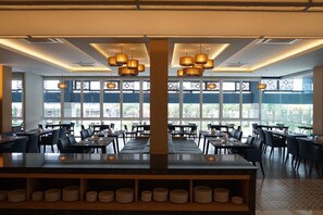 Breakfast, lunch, dinner served; international cuisine - Grand Vista Hotel Chiangrai (Chiang Rai)