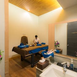 Salas de tratamiento para parejas, una bañera de hidromasaje