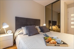 Apartament, 1 dormitori (at 116/118 Chmielna Street) | Cobrellits i matalassos amb encoixinament addicional