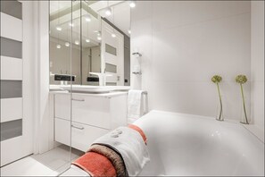 Apartment, 2 Bedrooms (at 13 Zgoda Street) | Bathroom