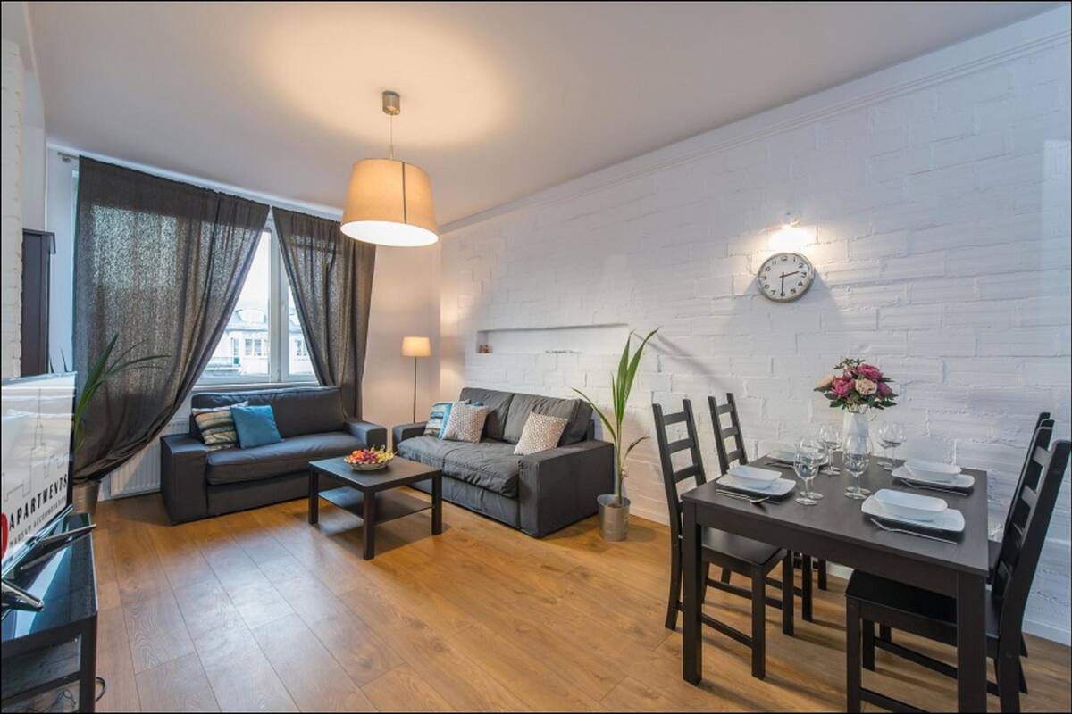 Apartment, 2 Bedrooms (at 156 Niepodleglosci Avenue) | Ruang tamu | 40 inci televisyen LCD dengan kabel, TV