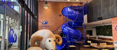 Petit déjeuner et déjeuner servis sur place, spécialités Cuisine fusion