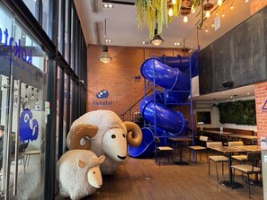 朝食、ランチ、ディナーに営業 (フュージョン料理)