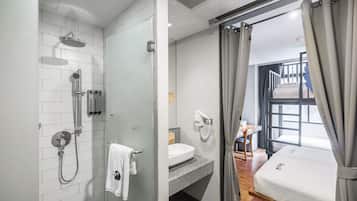 Koko Party | Badkamer | Een douche, een regendouche, gratis toiletartikelen, een haardroger
