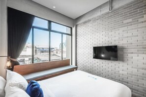 Koko Couple (Double-Queen Bed) | Caja de seguridad en la habitación y cortinas blackout 