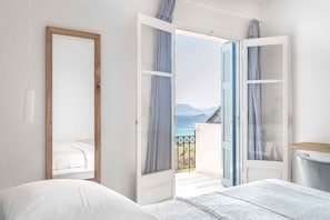 Habitación doble, vista al mar | Minibar y caja de seguridad en la habitación