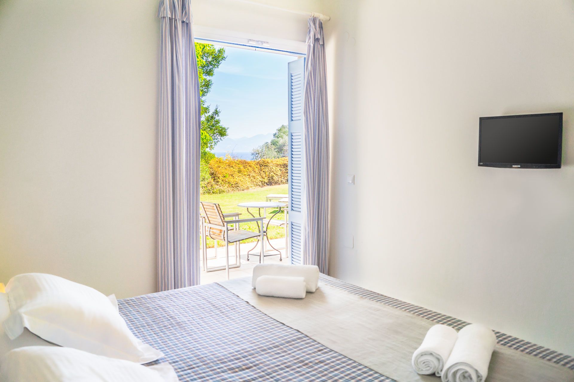 apartment, partial sea view, ground floor | minibar, in-room safe, iron/ironing board, free wifi