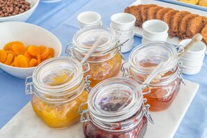 بوفيه فطور مجانًا يوميًا