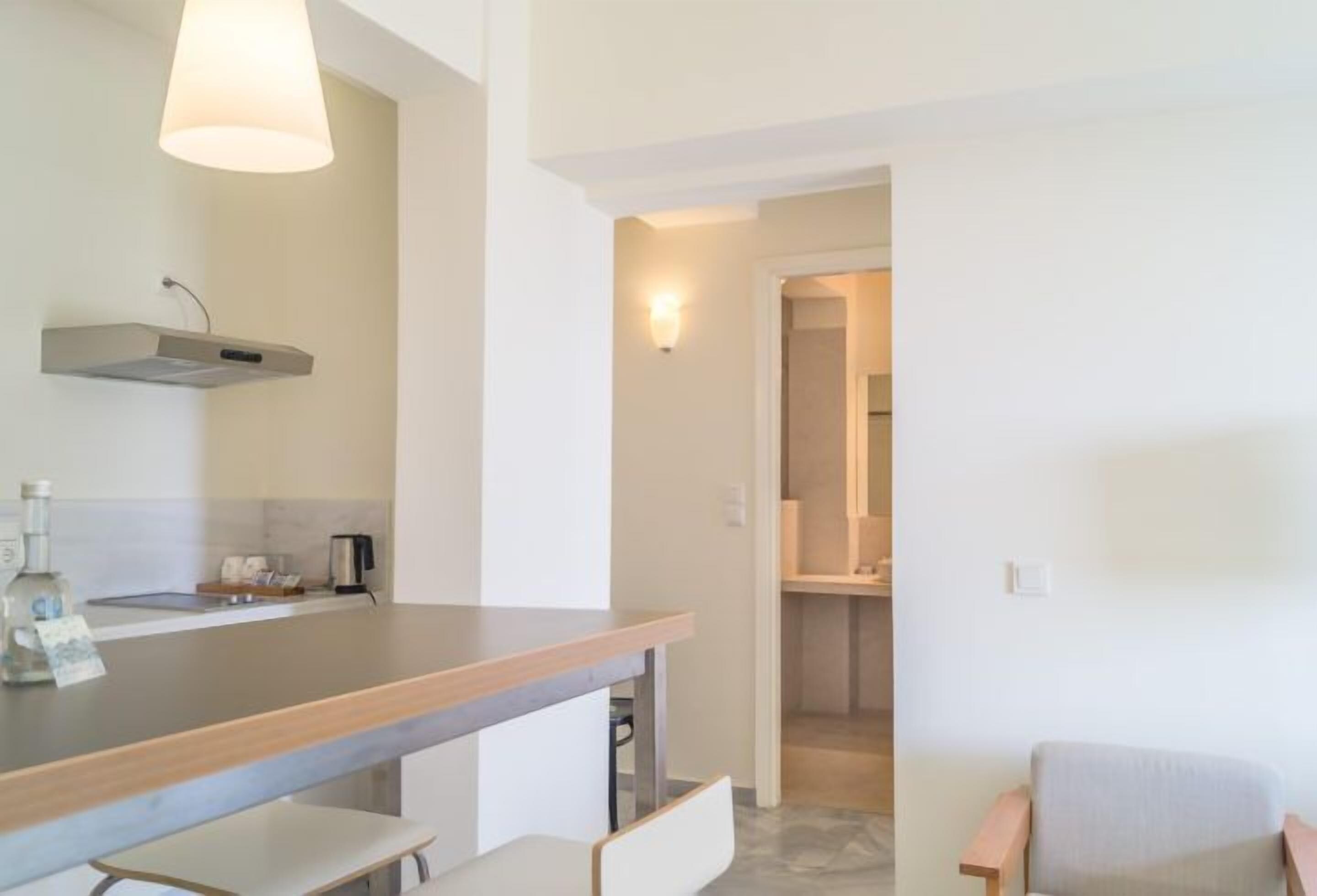 apartment, partial sea view, ground floor | private kitchenette | fridge, electric kettle