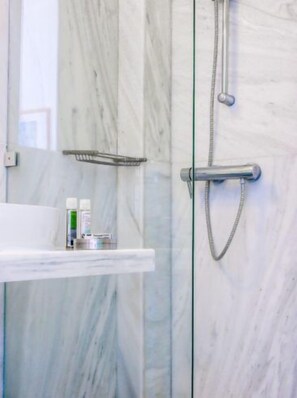 Standard-Doppelzimmer, Gartenblick | Badezimmer