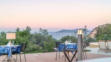 2 restaurants, lunch, dinner served; Greek cuisine