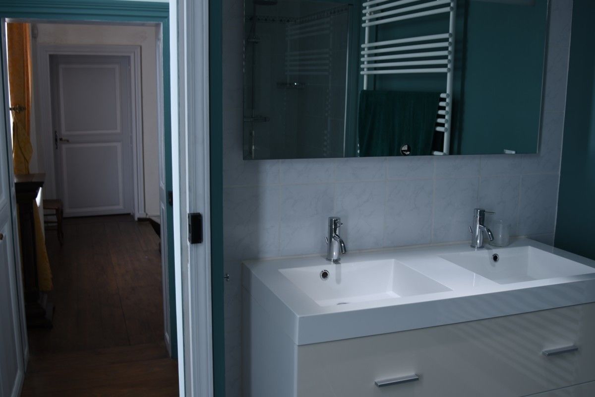 superior suite (salon rond) | bathroom sink