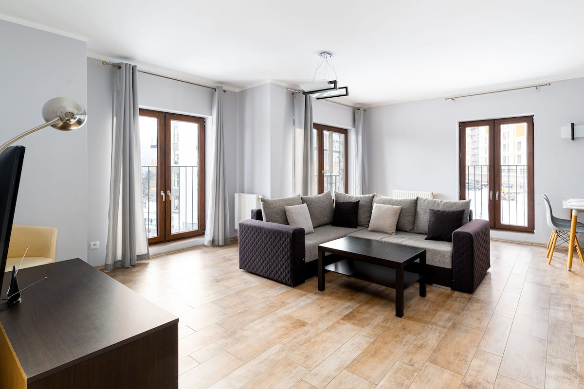 Ein modernes Wohnzimmer mit einer Couch, einem Couchtisch und einem Essbereich.