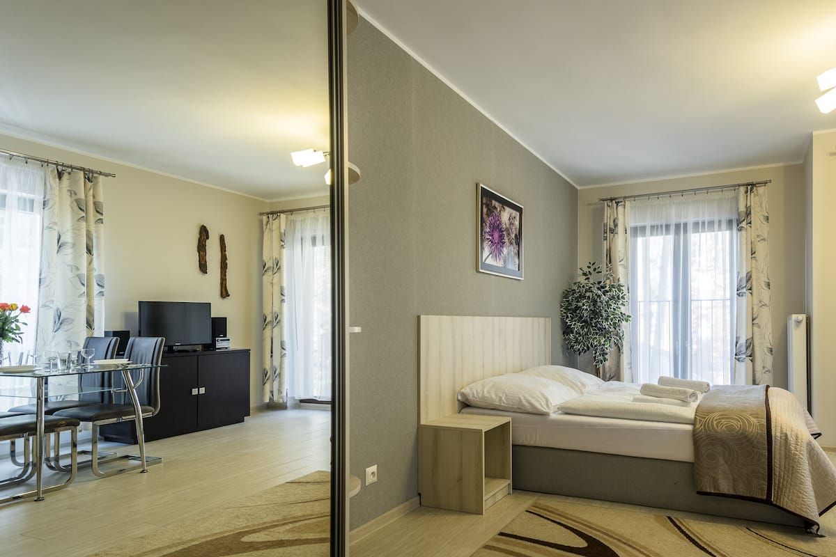 Ein modernes Schlafzimmer mit Bett, Nachttisch und Schreibtisch mit Stuhl.