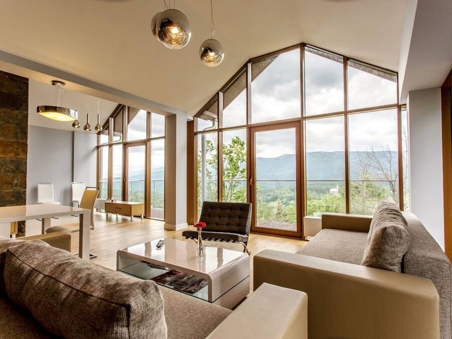 Espacio para trabajar con laptop y tabla de planchar con plancha