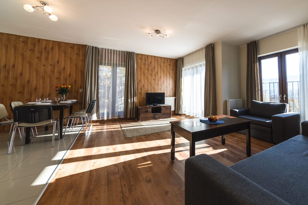 Apartment, Bergblick (UG 122) | Wohnzimmer | Flachbildfernseher