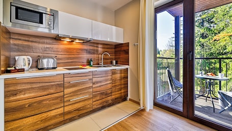 Apartment (241) | Private kitchen | Fridge, stovetop, electric kettle, cookware/dishes/utensils