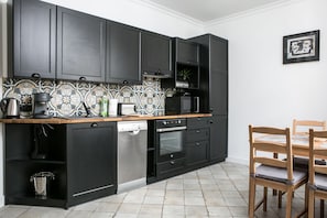 Departamento, 1 habitación (Street Brzozowa 15) | Cocina privada | Refrigerador con congelador, microondas y parrilla de estufa
