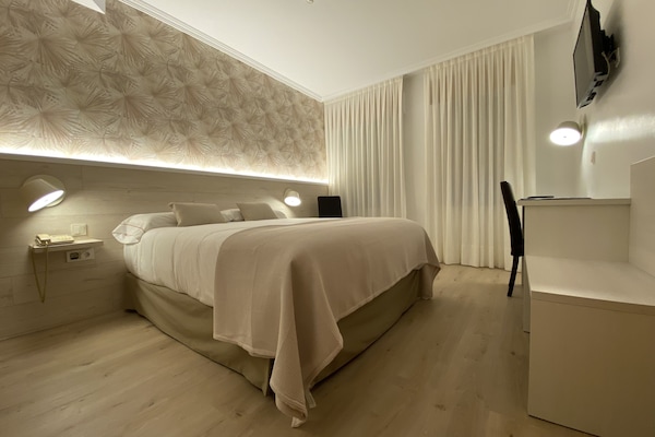 Triple Room | Minibar, in-room safe, desk, blackout drapes