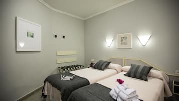 Classic-værelse til 3 personer - 3 enkeltsenge (Sofa Bed) | Minibar, pengeskab på værelset, skrivebord, mørklægningsgardiner