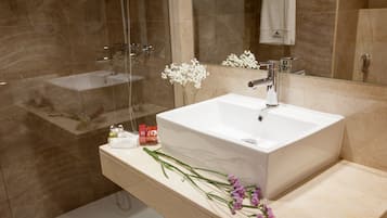 Artículos de tocador gratuitos, secador de pelo, toallas