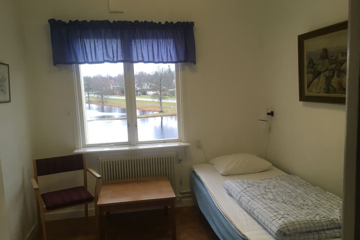 Single Room, Bed linen excluded