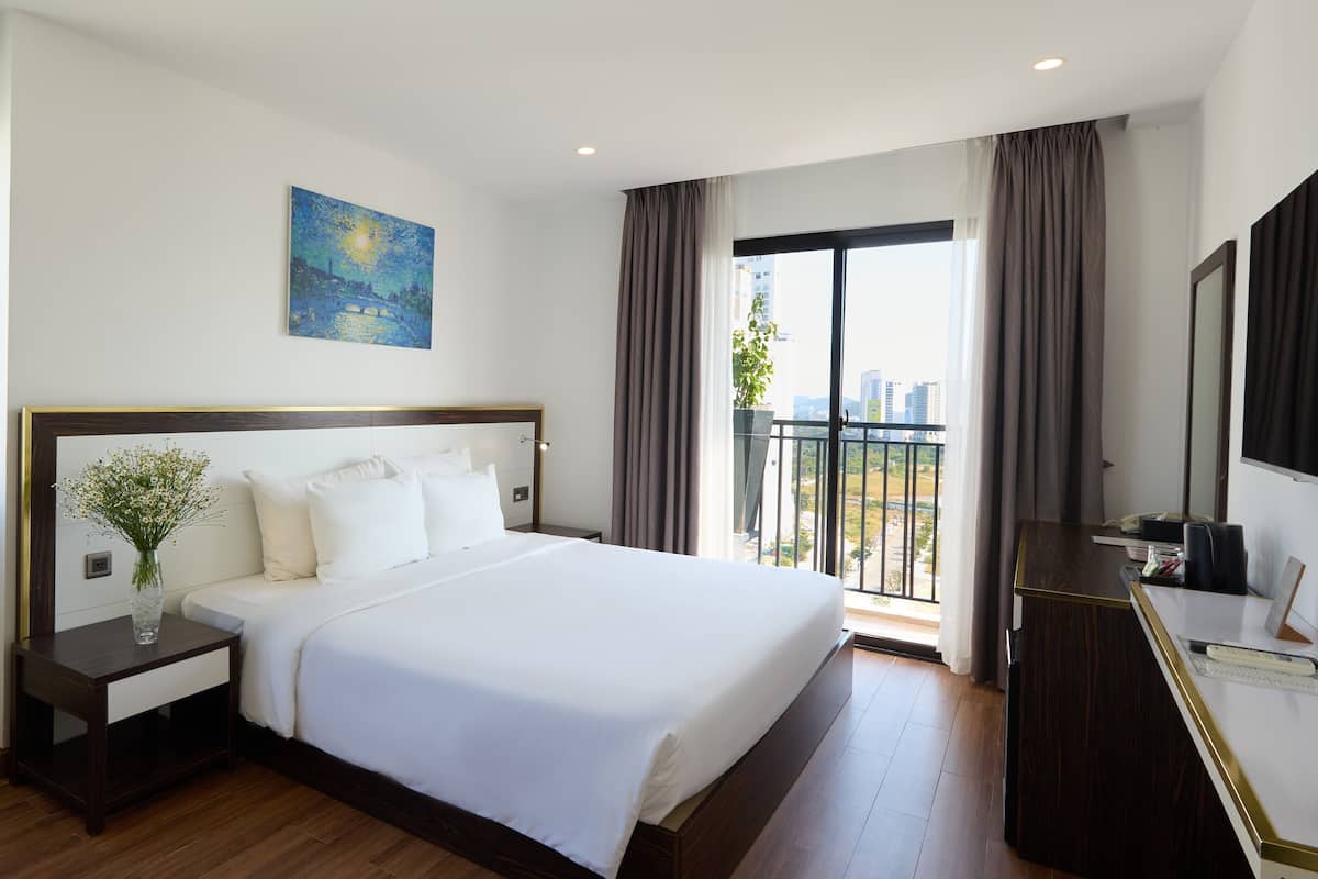 Executive-huone, 1 suuri parisänky | Minibaari, tallelokero huoneessa, työpöytä