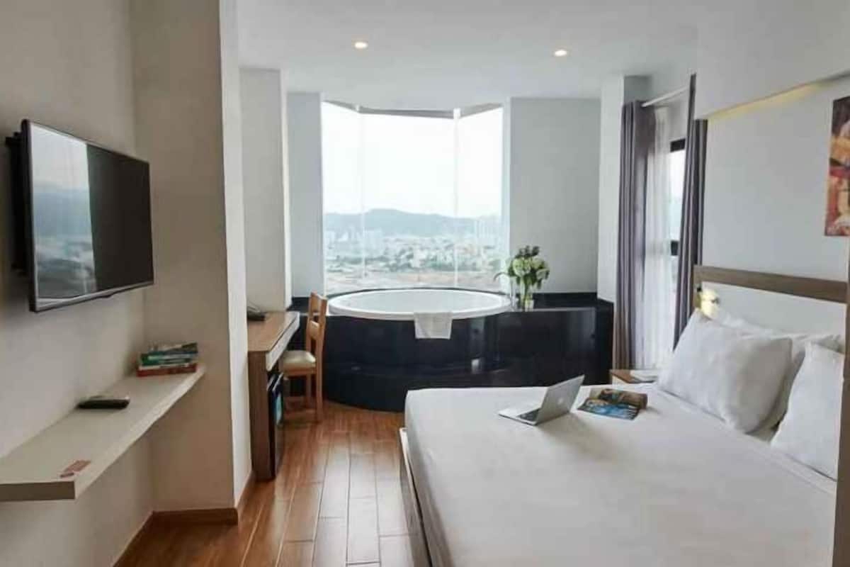 1 bedroom, minibar, in-room safe, desk