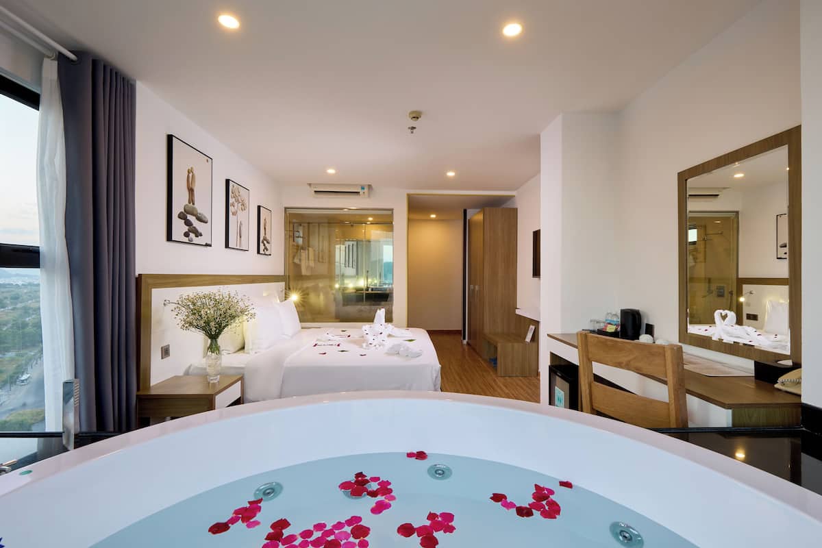 Romance Suite | Minibaari, tallelokero huoneessa, työpöytä