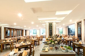 Bữa sáng buffet hàng ngày (200000 VND/mỗi người)