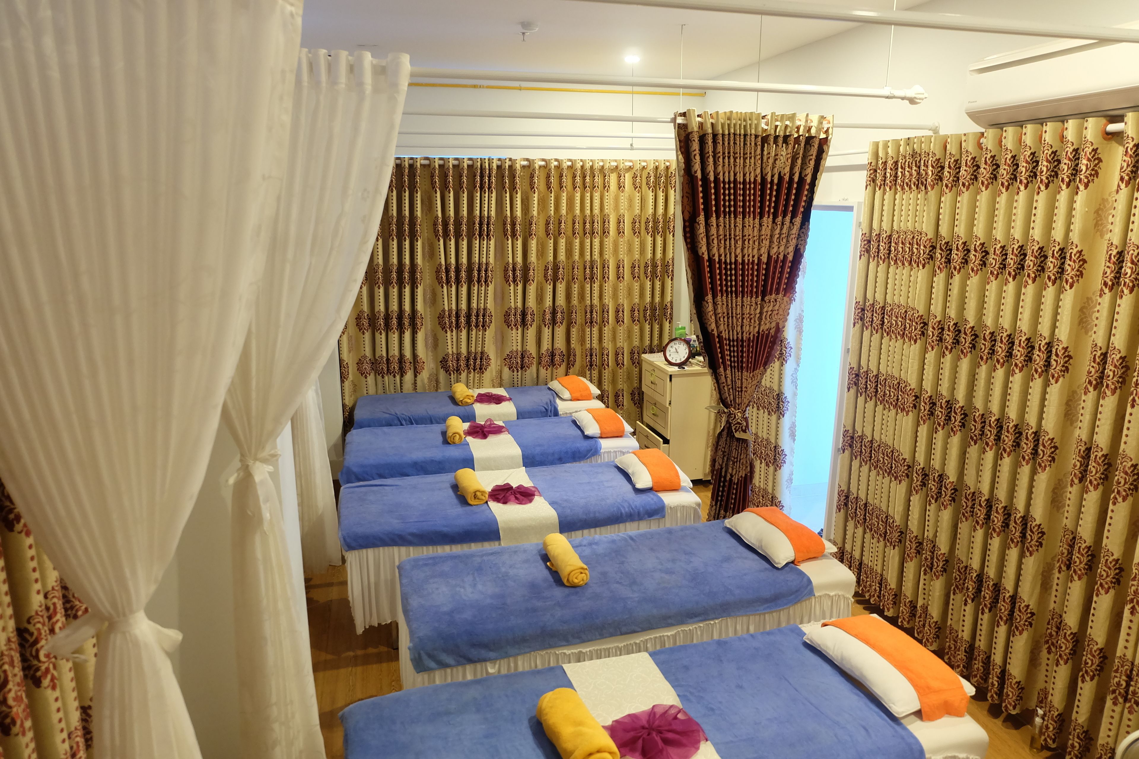 body treatments, hot stone massages, thai massages, reflexology