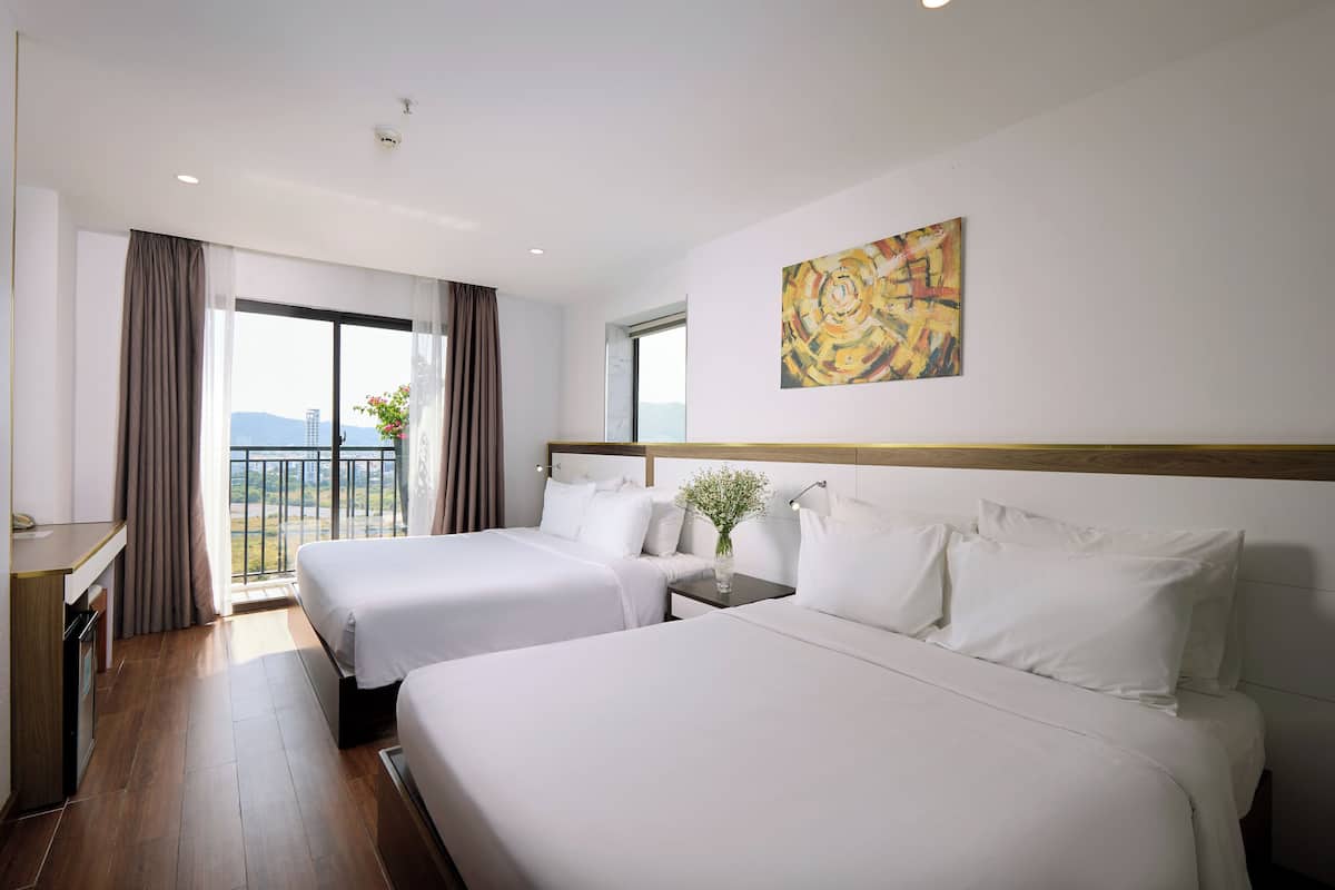 Phòng dành cho gia đình, ban công, quang cảnh núi | Minibar, két bảo mật tại phòng, bàn 