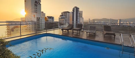 Piscina externa, piscina no terraço, espreguiçadeiras
