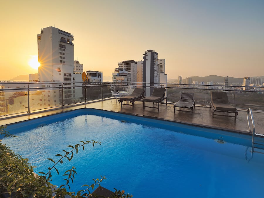 Ulkouima-allas, katolla sijaitseva uima-allas, aurinkotuoleja