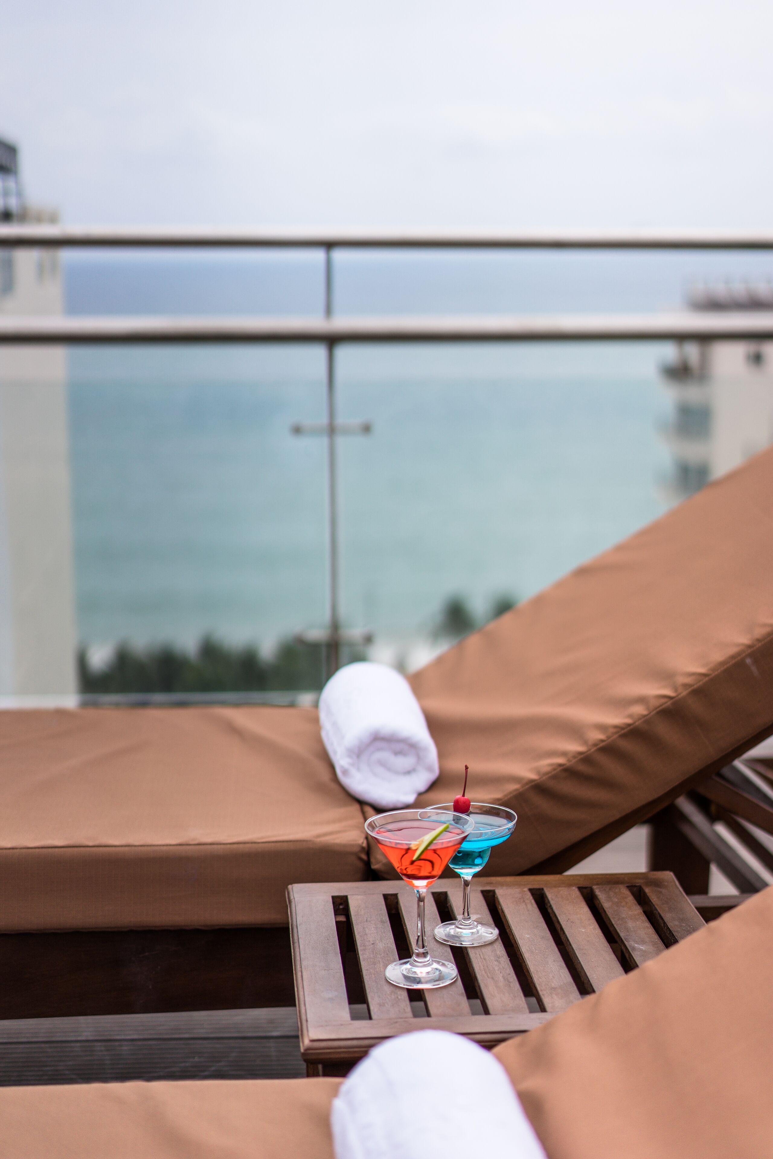 室外游泳池，屋顶泳池，06:00 至 22:00 开放，日光浴躺椅