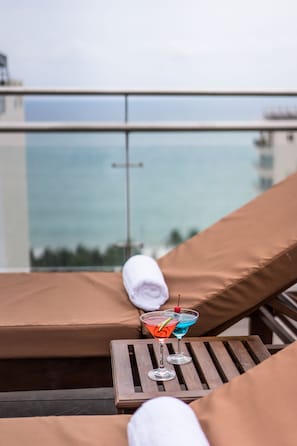 Outdoor pool, a rooftop pool, open 6:00 AM to 10:00 PM, pool loungers - An Vista Hotel (Nha Trang)