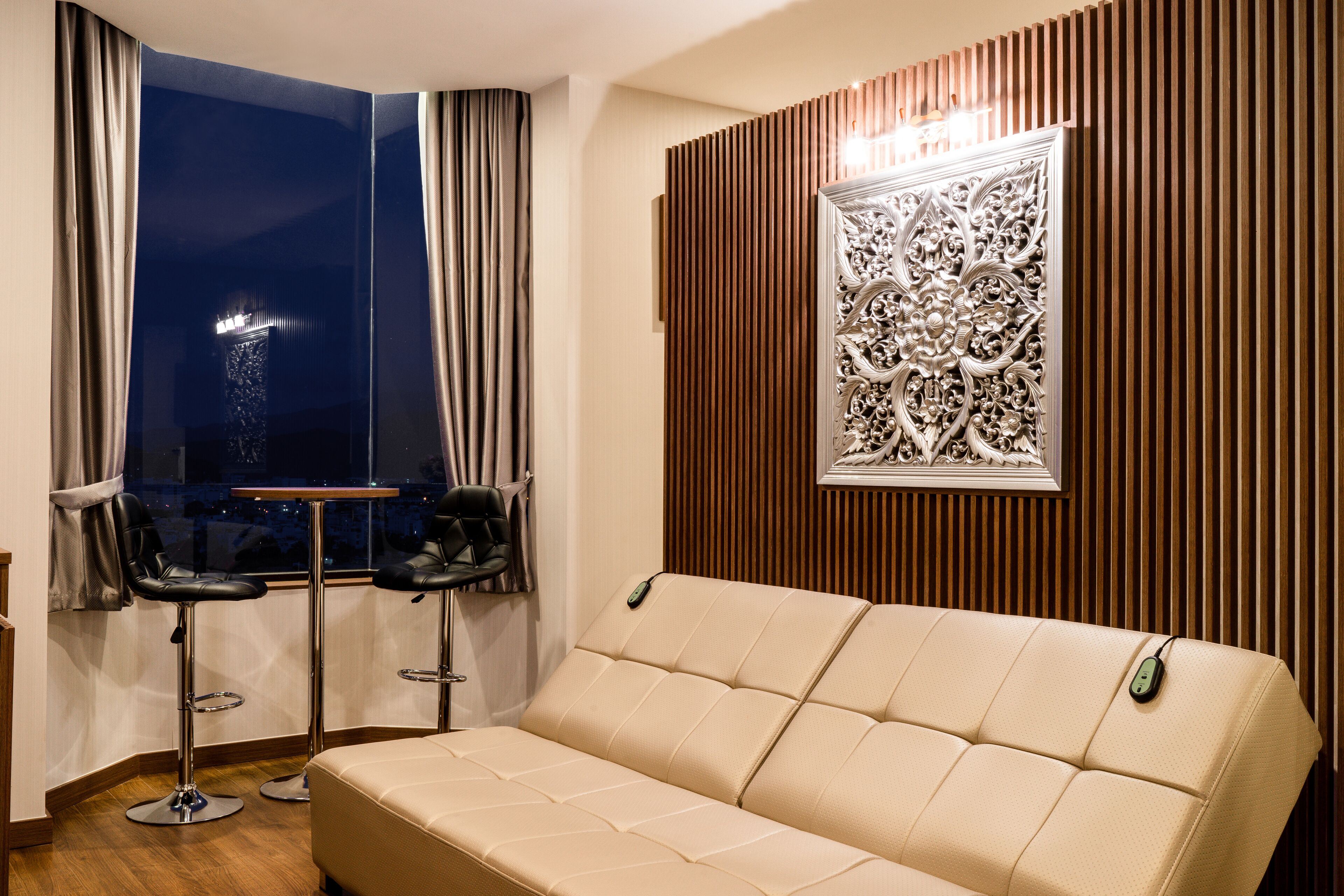 club suite | living room | 32-inch lcd tv with cable channels, tv, fireplace